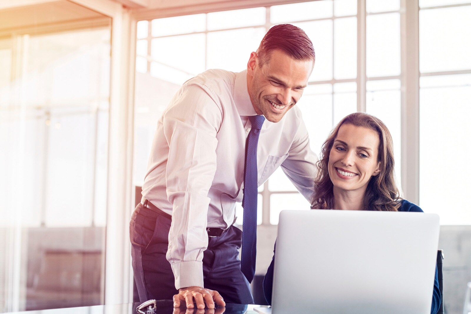 Pareja viendo computadora en trabajo